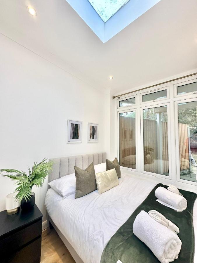 London Charm - Stylish Room In Spacious Home Exterior photo