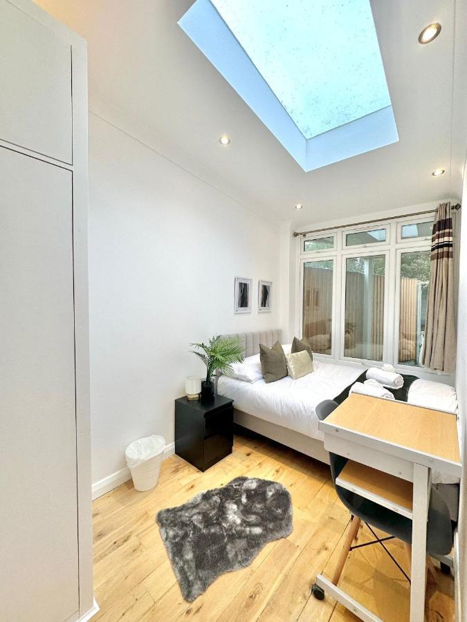 London Charm - Stylish Room In Spacious Home Exterior photo