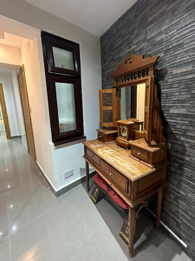 London Charm - Stylish Room In Spacious Home Exterior photo